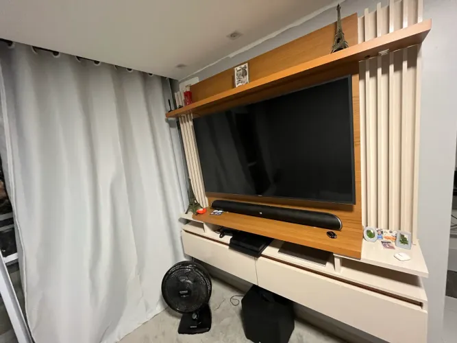 Rack/Painel para TV moderno - Amadeirado e Branco - R$ 700
