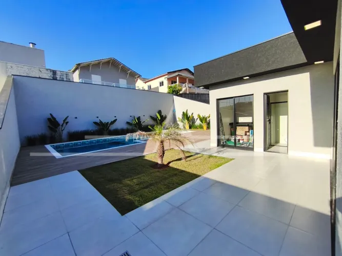 Casa para Locação no Flamboyant com 4 Suítes e Piscina