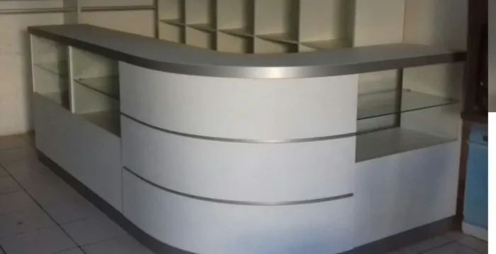 Móvel curvado para loja, recepção