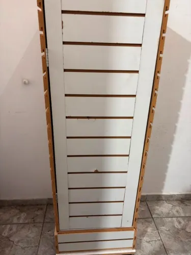 armário expositor canaletado com prateleiras