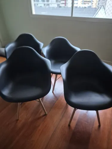 Conjunto 4 cadeiras Eames preta com braço