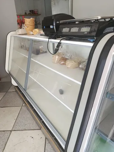 Vendo BALCÃO EXPOSITOR SECO 1.80 CM<br>Super novo<br>1.890,00<br>Chamar no PV