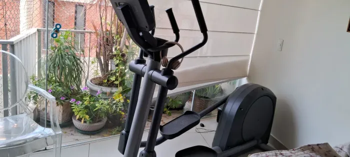 Elíptico life fitness profissional