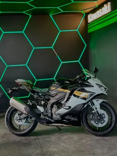 KAWASAKI ZX-4R BRANCA 2026