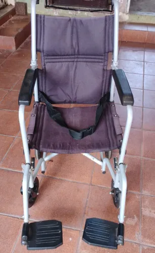 Cadeira de rodas usada