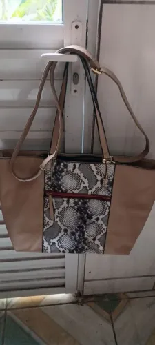 Bolsa couro com detalhes animal print 