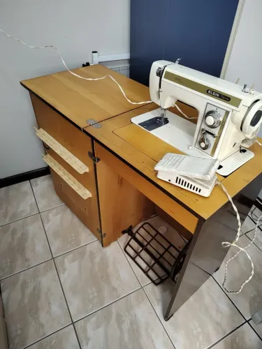 Máquina de Costura Elgin Super Zig-Zag Antiga Com Gabinete e Manual - Impecável