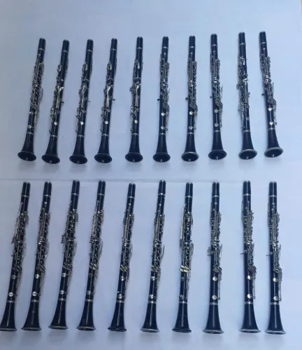 Clarinetes, lote com 20 unidades para manutenção.