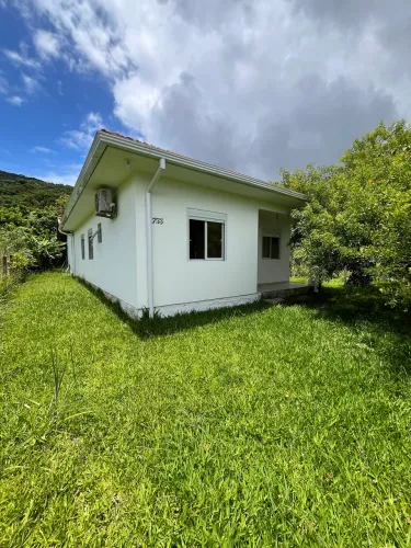 Alugo casa de 3 quartos semi mobiliada no córrego grande 