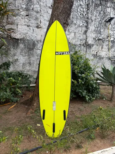 Prancha de surf pyzel shadow 5?11