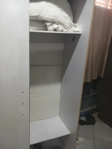 Guarda roupa pequeno bom estado 