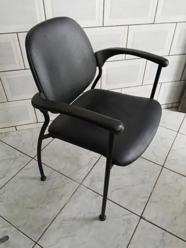 cadeira toda reforçada com assento acolchoado estrutura toda reforçada em aço tenho várias