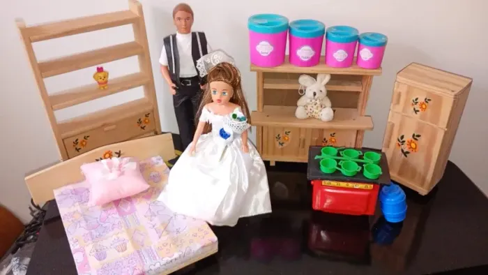 Casal de noivos (Suzy e esposo) + móveis de quarto e cozinha com vasilhas conforme fotos