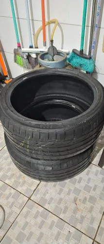 02 pneus aro 18 225/40. Usados mas roda ainda