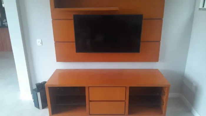 Rack com painel em madeira em ótimo estado .