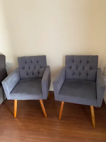 Kit 2 poltronas em veludo com pés em Madeira eucalipto!