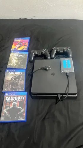 PlayStation 4 com 2 controles e jogos