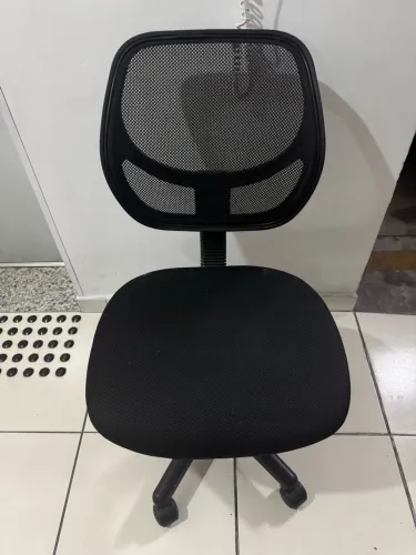 Cadeira Giratória Home Office Tela Mesh Preta com regulagem de altura.