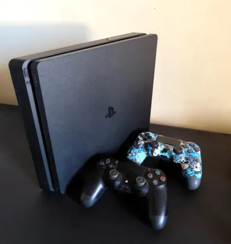 PS4 Slim + 2 Controles e 5 Jogos