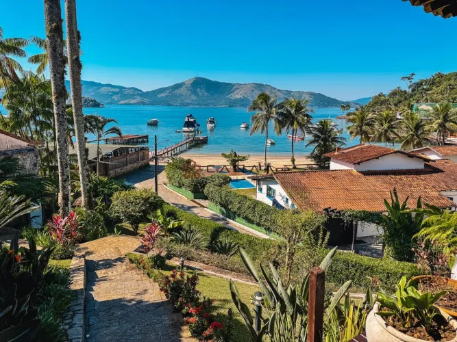 Linda casa em cond. de luxo com praia privativa, vaga de barco