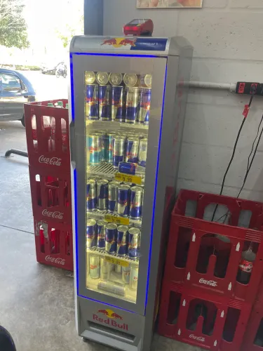 Geladeira redbull