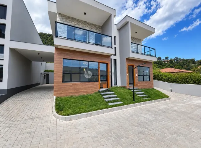 Casa à venda ou locação com 3 quartos sendo 2 suítes, 139 m² no Golfe - Teresópolis/RJ.