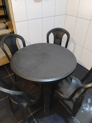 Mesa de plástico redonda com 4 cadeiras