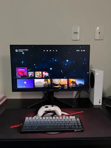 Xbox Series S + Mesa + Monitor AOC QHD 180 hz 0,5 ms.