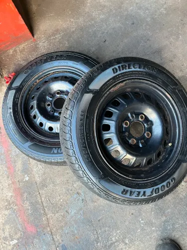 Vendo 4 pneus com rodas 13 furação 4x98 original Fiat ,marca good year 