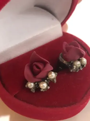 Brinco rosa com prata e pérolas 