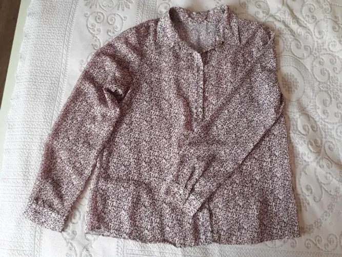 Camisa de nylon bege com estampa bordô. M