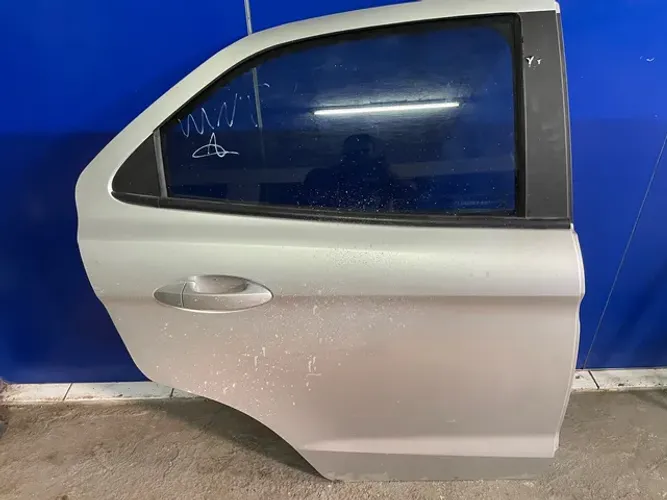 Porta trseira direita Ford ka com pequenos respingos de tinta
