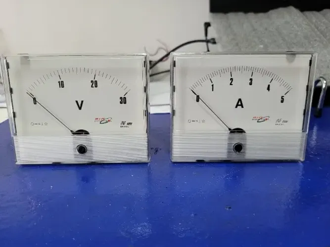 Indicadores Analógicos Volts CC e Ampères CC para Painéis