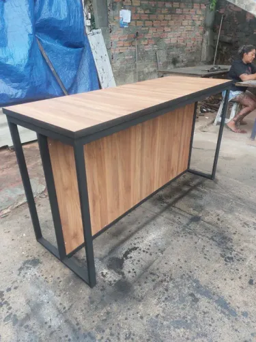 Mesa de Bar Industrial em Madeira e Ferro