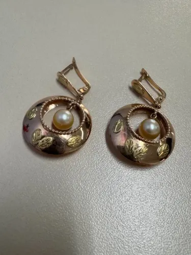 Lindíssimo par de brincos em ouro 18 k com pérola e detalhes