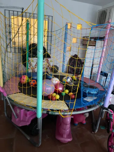 Trampolím infantil com rede de proteção