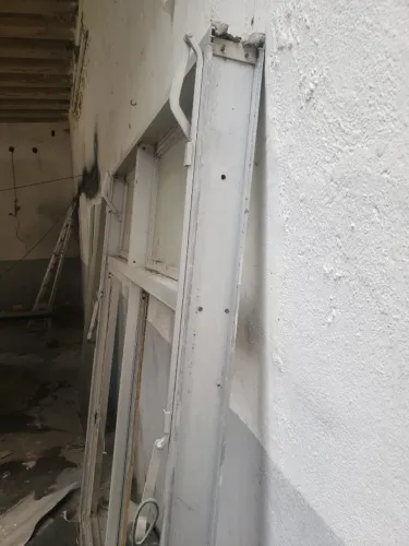 Grande Janela de Alumínio Antiga com Basculante