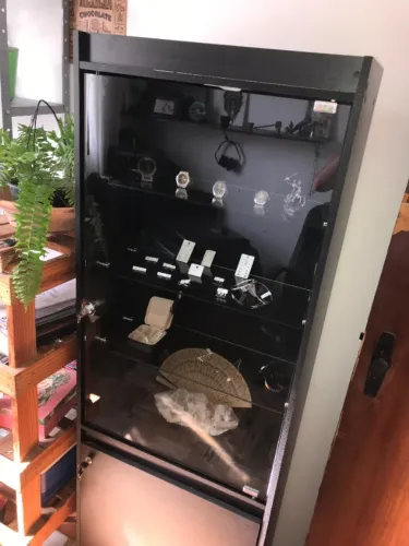 3 vitrines  com iluminação