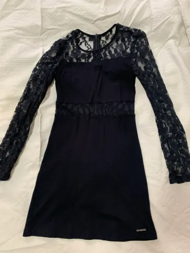 Vestido curto preto manga de renda colcci