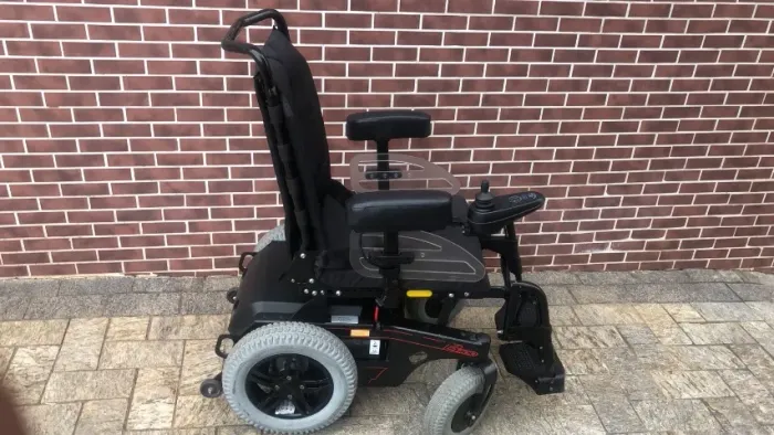 CADEIRA DE RODAS MOTORIZADA SEME NOVA