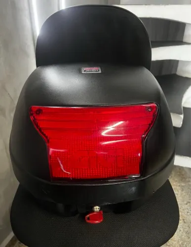 Baú Givi Monolock de 33 litros com base de fixação universal e chave.