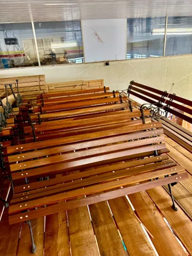 Banco de Jardim em Madeira com Pés de Ferro Banco Tamanduá - Promoção Imperdível