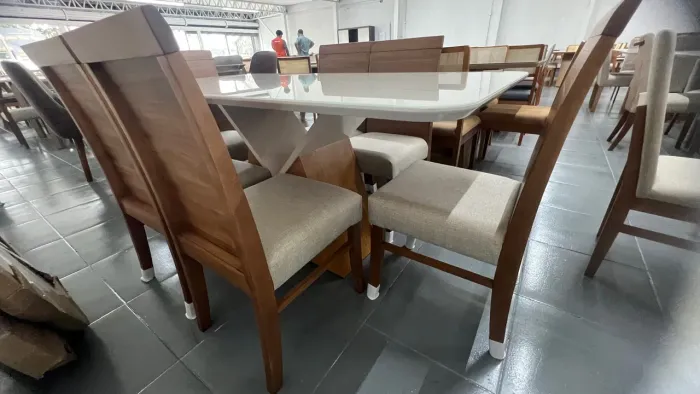 Mesa de jantar em madeira maciça com 6 cadeiras
