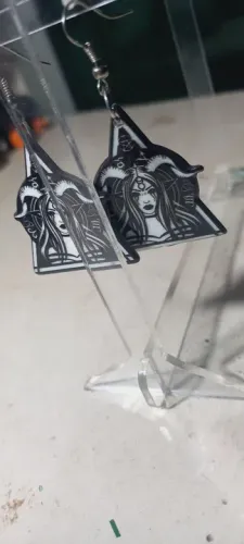 Brincos de resina com design gótico