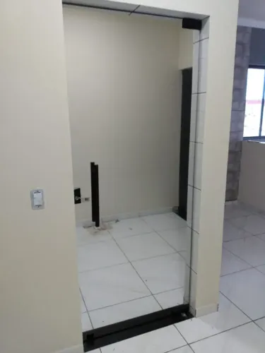 Porta de abrir em vidro temperado linda para sua casa.