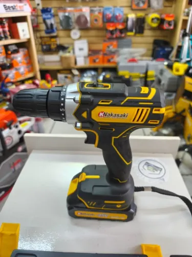 Parafusadeira nakasaki nova 25 v com bateria, maleta e kit brocas