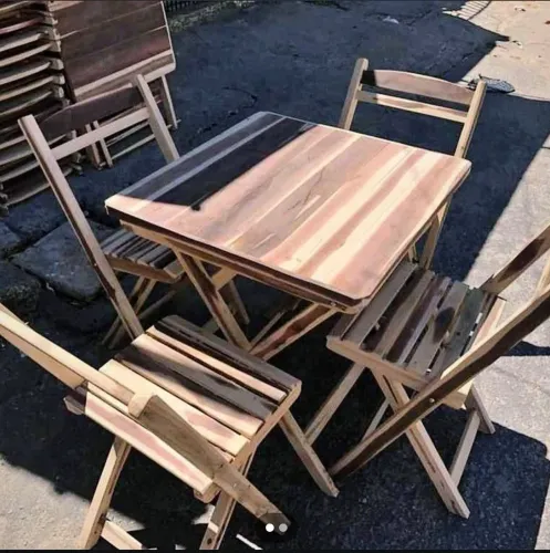 Mesa Dobrável Com 4 Cadeiras Envernizada e Crua 