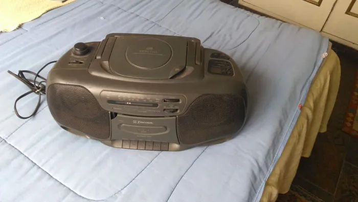 Aparelho de Som Emerson - Digital - CD Player - Rádio AM/FM - Usado