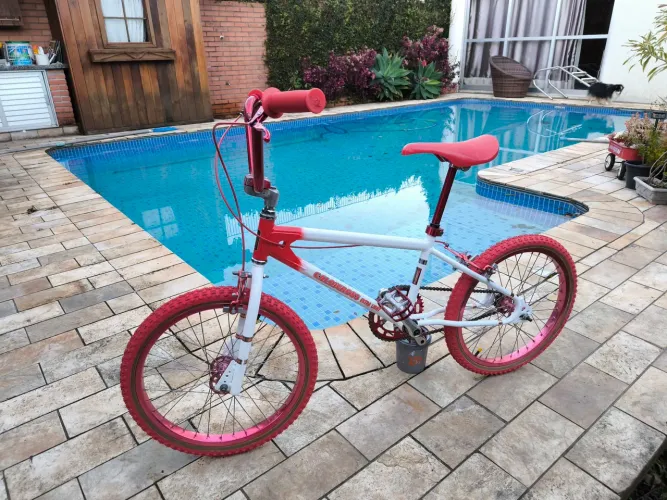 Bicicleta BMX Vermelha e Branca