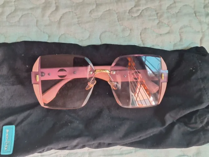 Óculos de sol rosa e dourado 